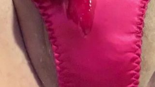 Кроссдрессер в розовых атласных трусиках, сперма без рук