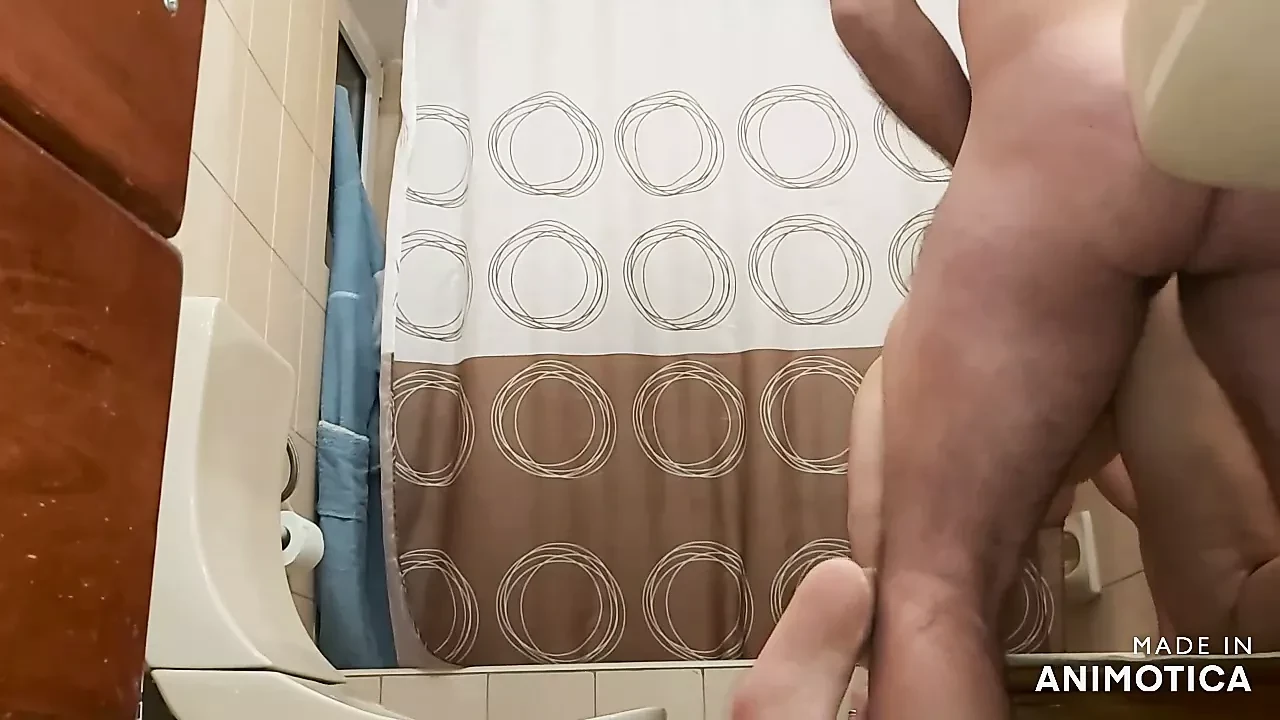 Ludilo piša u kupatilu
