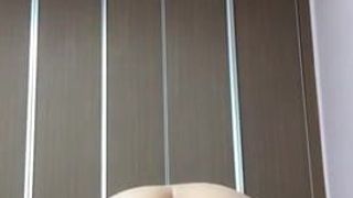 Корейская жена мастурбирует дилдо