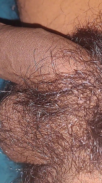 私は自分のペニスを彼女のお尻にとても激しく入れました。