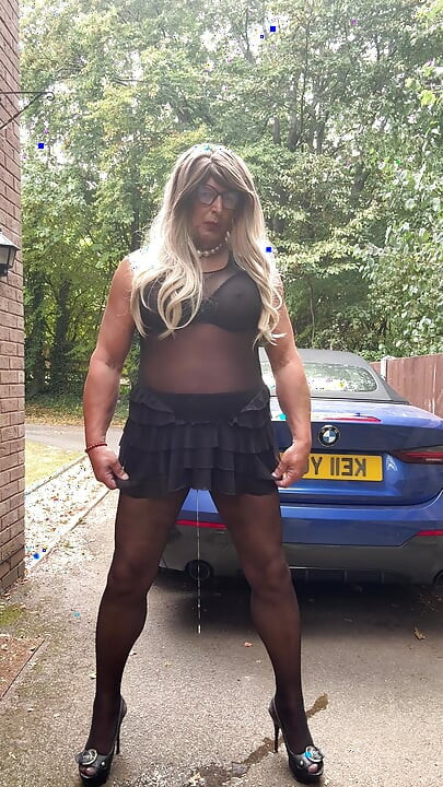 Seksi transvestit kellycd2022 u crnim bešavnim najlonkama i štiklama