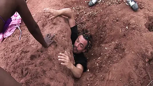 Vergrabene Schönheit im Sand: Wilder Outdoor-Fetischsex