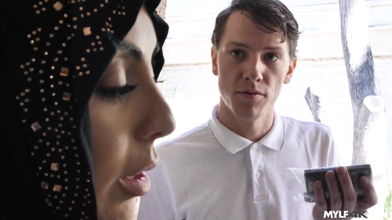 イスラム教徒の妻が男のペニスを受け入れる