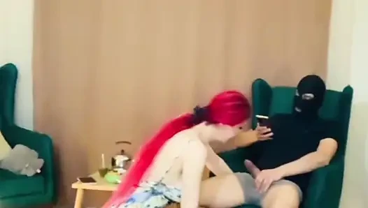 Mein cuckold-ehemann wird irritiert, als er seinen freunden meinen körper zeigt