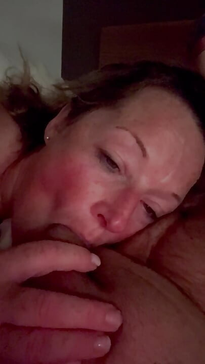 Esposa se despierta y chupa polla