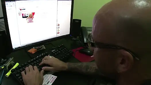 Телочка-блондинка на высоких каблуках наслаждается ублажанием мускулистого мужика