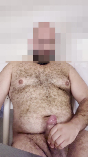 欲求不満のクマの子が太くて未割りのチンコを手でしごき、大量の精液を射精する |クリップ1