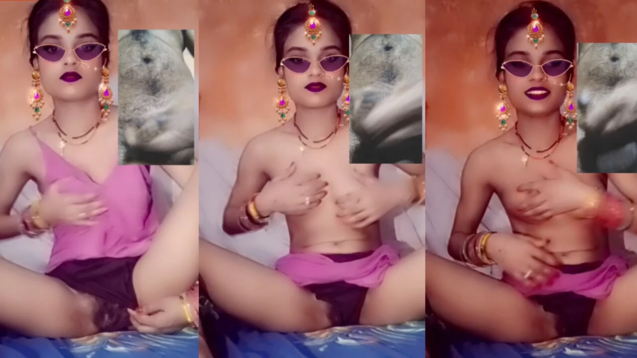 Jija sali lagi asik pamer toket dan memek beceknya di panggilan video xxx