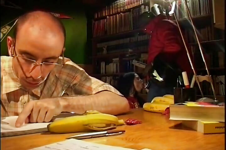 Sletterige huisvrouw in rode lingerie bedriegt haar man met een grote zwarte pik