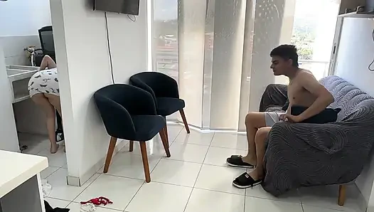 Mientras Estoy Lavando Veo a Mi Curioso Hermanastro Oler Mis Pantis, Me Pongo Cachonda De Verlo Y Decido Follarmelo Duro.