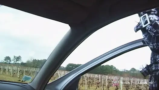Blond und brünett in dampfendem badezimmer und waldbegegnungen