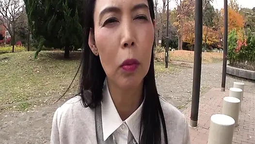 A112G04 A refined mature woman in her fifties, who has served as a good wife and mother, experiences her first cheating sex in life!