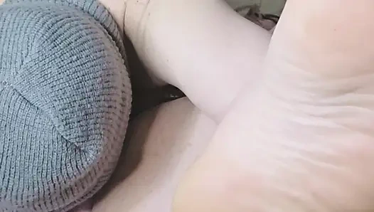 Yeni Alman iri güzel kadın xmaskedmomwifex ayakla muamele çekiyor ve bunun için yalanıyor ve parmaklanıyor