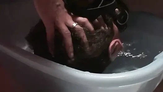 Топаю голову раба в воду