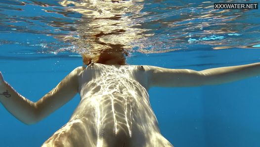 Figa stretta ungherese ripresa dalla telecamera a bordo piscina