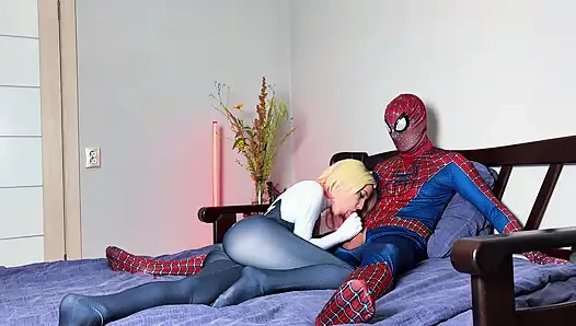 Gwen stacy lagi asik ngentot kontol spider-man