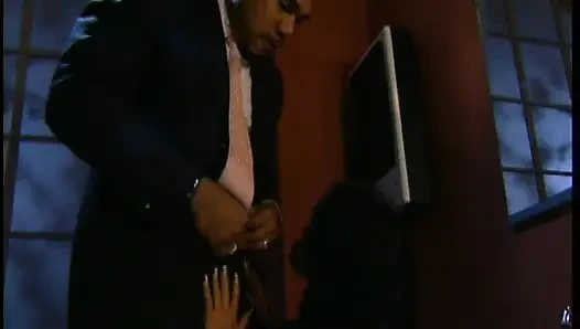 Sevimli ve sürtük esmer ırklararası sikişiyor ve ağzına boşalana kadar büyük siyah bir yarağı emiyor