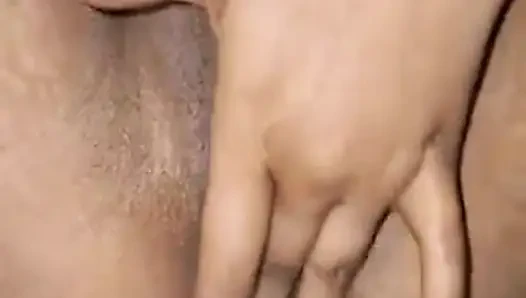Фигуристая жена пальцами