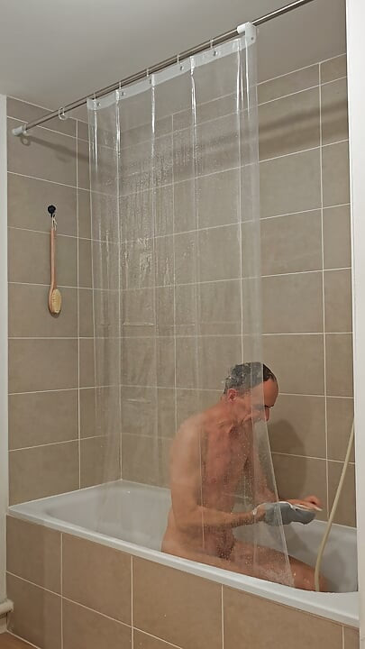 Tum baathroom men ho. dekho tumhen kya dikh raha hai.