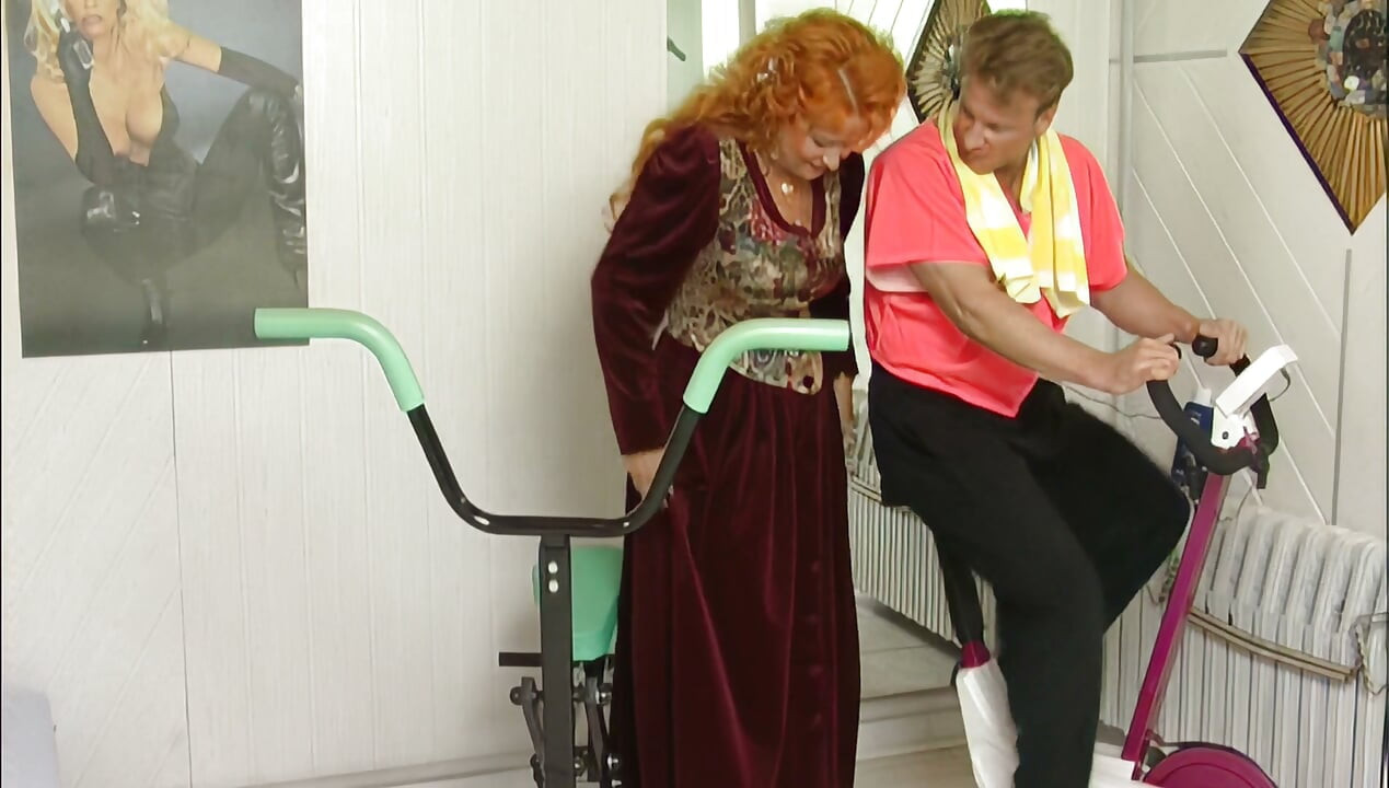 Kızıl GILF Seks Salıncakında Sikini Derinlere Alıyor