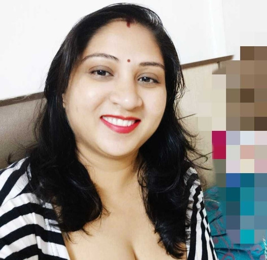 Saavi Bhabhi bekommt ihre Muschi gelutscht und wird oben gefickt