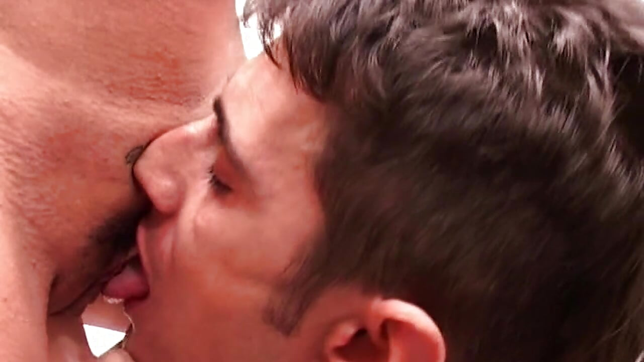 Azgın orta yaşlı seksi kadın azgın banyoda sikişmek için delikanlıyı baştan çıkarıyor