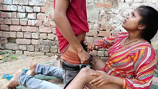 Индийская деревня дези горячая девушка позвонила своему парню, и он трахнул ее под открытым небом за домом.