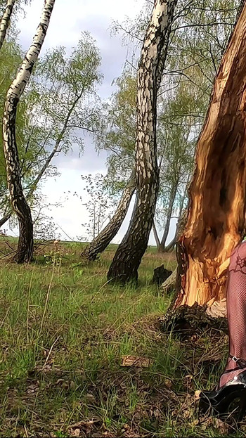 Uzbudljiv trenutak iz "Napaljena Sissy Stacy šeta terenom"