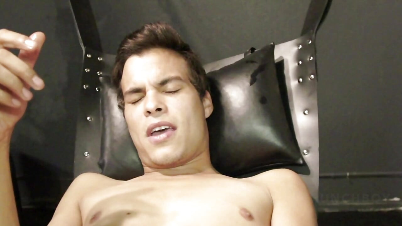 Молодий гей смоктав свого прямого друга і трахав без презерватива