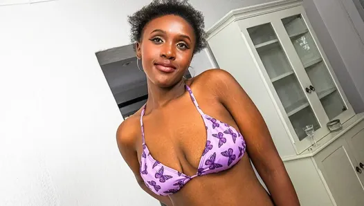 Casting africain - une jolie bombasse afro en bikini veut se faire défoncer par une grosse bite noire