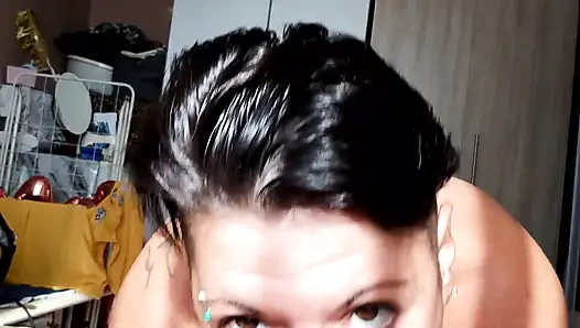 Cewek sange ini nyepong kontol dan telan sperma pagi-pagi!