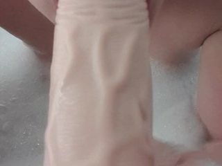 Дилдо в ванне