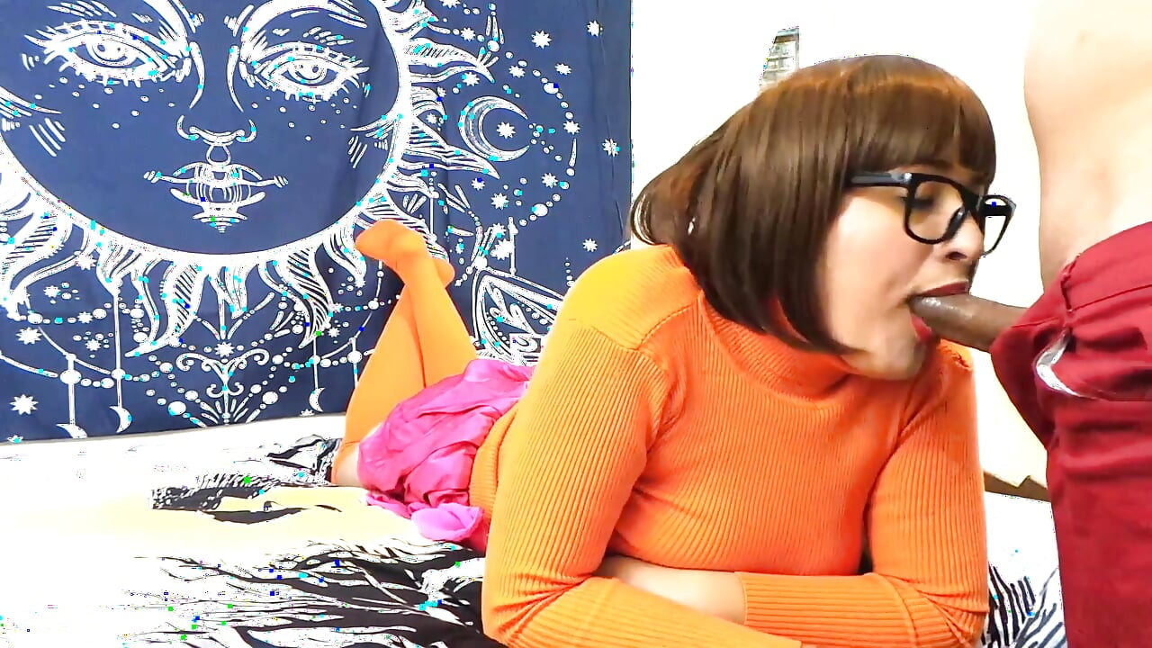 Velma ajanbi ko choosti hai