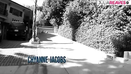 Di villa mahal dia bisa disetubuhi anal dan memek pada saat yang sama