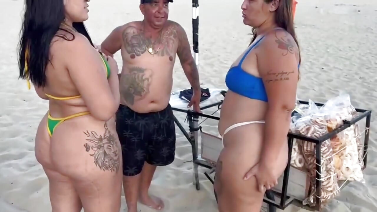 Vendedor de praia em um pacote de sal come as duas gostosas em troca deixadas felizes