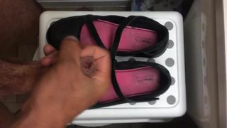 Éjaculation sur les chaussures de ma copine