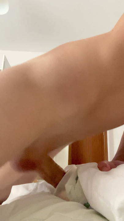 FEMEIE MARE ȘI FRUMOASĂ FUTÂND ADÂNC O JUCĂRIE SEXUALĂ