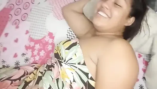 Kolombiyalı esmer dinleniyor ve erkek arkadaşı dinlenmesini kesmek için içeri giriyor