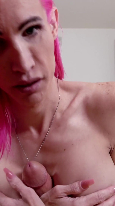 Bujna TS cura zaronila u porno