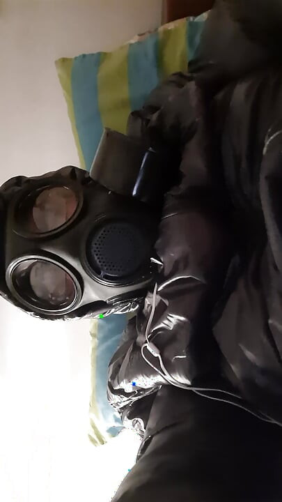 1st gasmask puffer clip. I'll try to get better...
