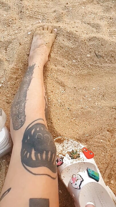 Titta På Mina Tår I Crocs På Stranden