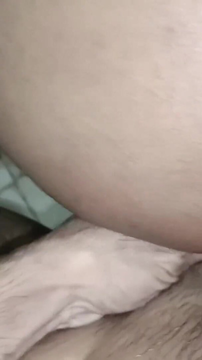 Die kurvige Desi Bhabhi schließt sich "Devar im badezimmer an - hardcore-tabu-sex-rollenspiel mit lautem stöhnen" | Clip 1