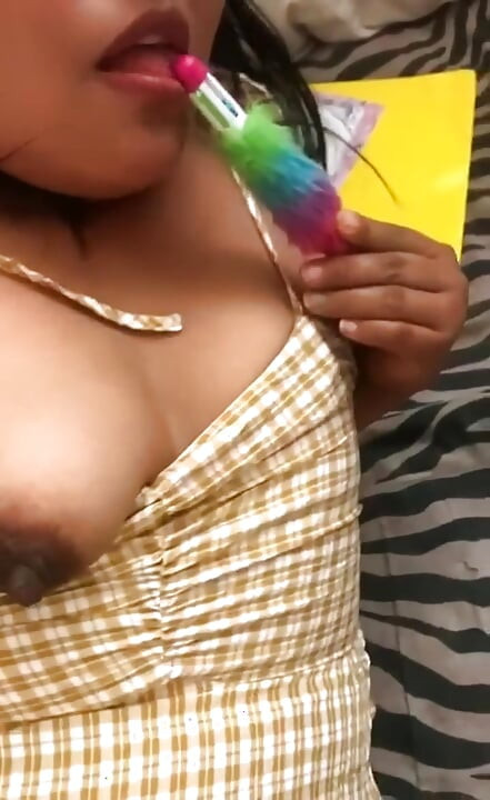 La moglie troia si masturba con un grosso cazzo