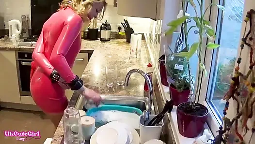 Budak seks dengan kospon bdsm: disumpal, ditahan sampai menetes ke mana-mana