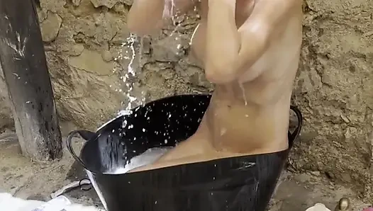 Roemie lagi asik mandi di luar ruangan sambil bugil