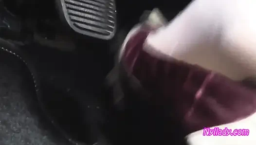 Nyllady ездит в квартире и меняет ее шланговые ступни в сандалиях