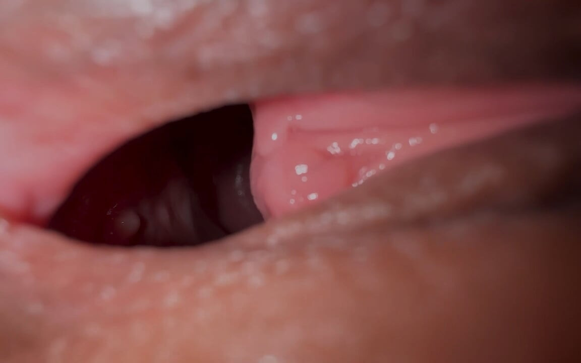 رائحة الموز من كس مراهق مفتوح على مصراعيه! لماذا؟ لأنها تحب الموز!