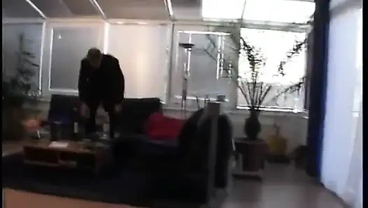 Cewek seksi rambut pirang lagi asik jilat memek dan dientot habis-habisan sampai dicrot di dalam