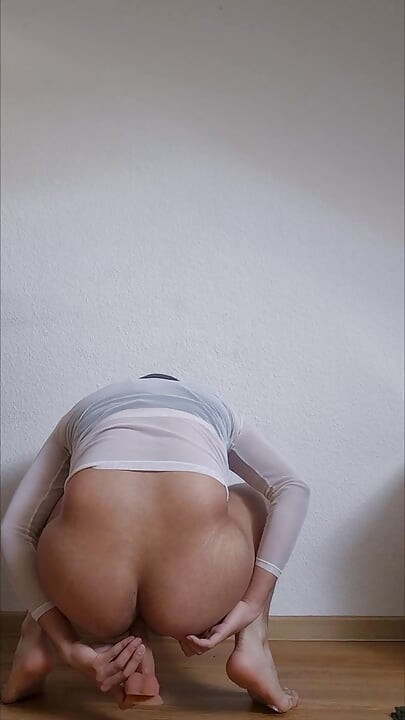 Crossdresser trains his Ass with a Dildo