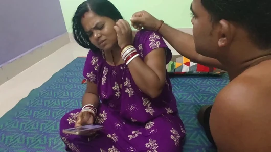 Üvey erkek kardeş üvey kız kardeşinin odasına girdi, onu soyunuyor ve sikiyor.